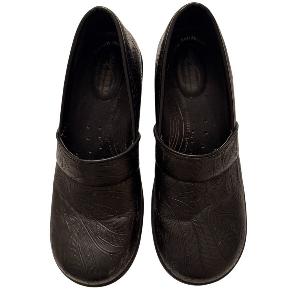 Easy Works by Easy Street Womens Black Embossed Floral Slip Resistant Clogs 8M
